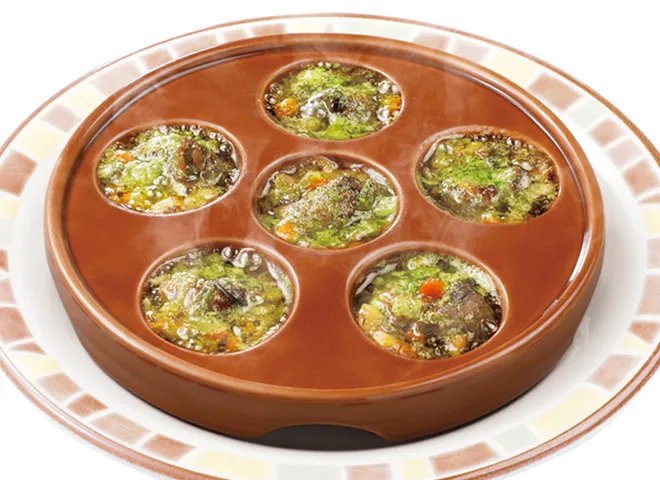 くぼみのある専用の器で焼いたエスカルゴのオーブン焼き