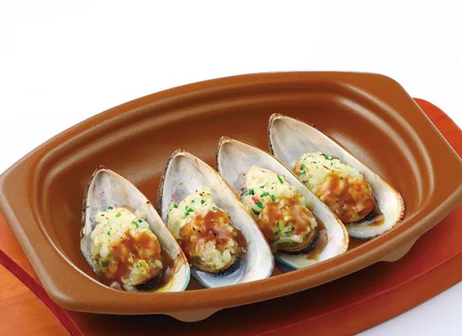 殻つきの貝にガーリックとパン粉をのせて焼いたムール貝のガーリック焼き