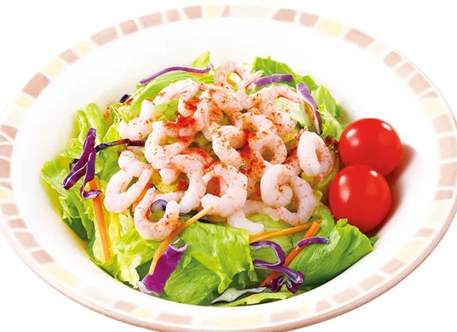 レタスの上に小エビがたっぷりのり、ミニトマトを添えた小エビのサラダ