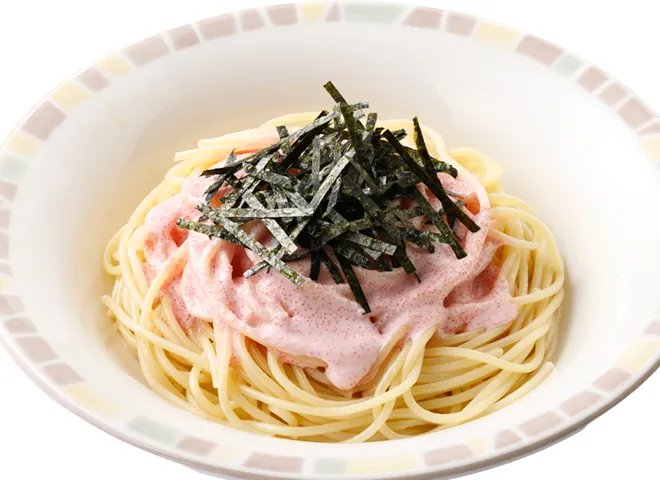 淡いピンクのタラコソースのパスタに刻みのりをのせたタラコソースシシリー風